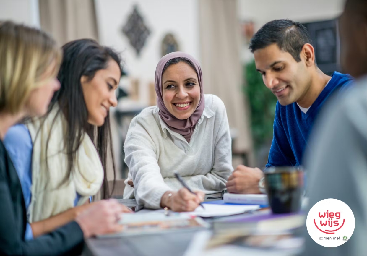 Ouders praten met elkaar tijdens een Oudergroep in een Huis van het Kind in Antwerpen.