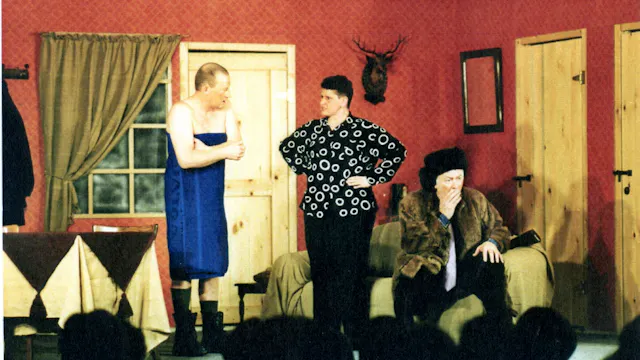 Foto van enkele acteurs van Bezeboot op het podium