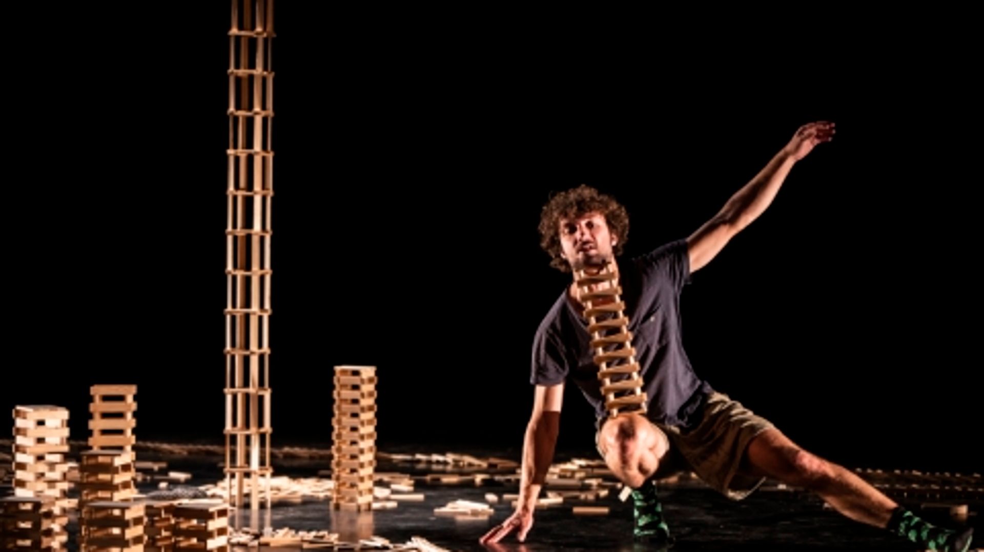 Chasing Splinters - Eén persoon, duizend houten blokjes  - Wout Vanroose