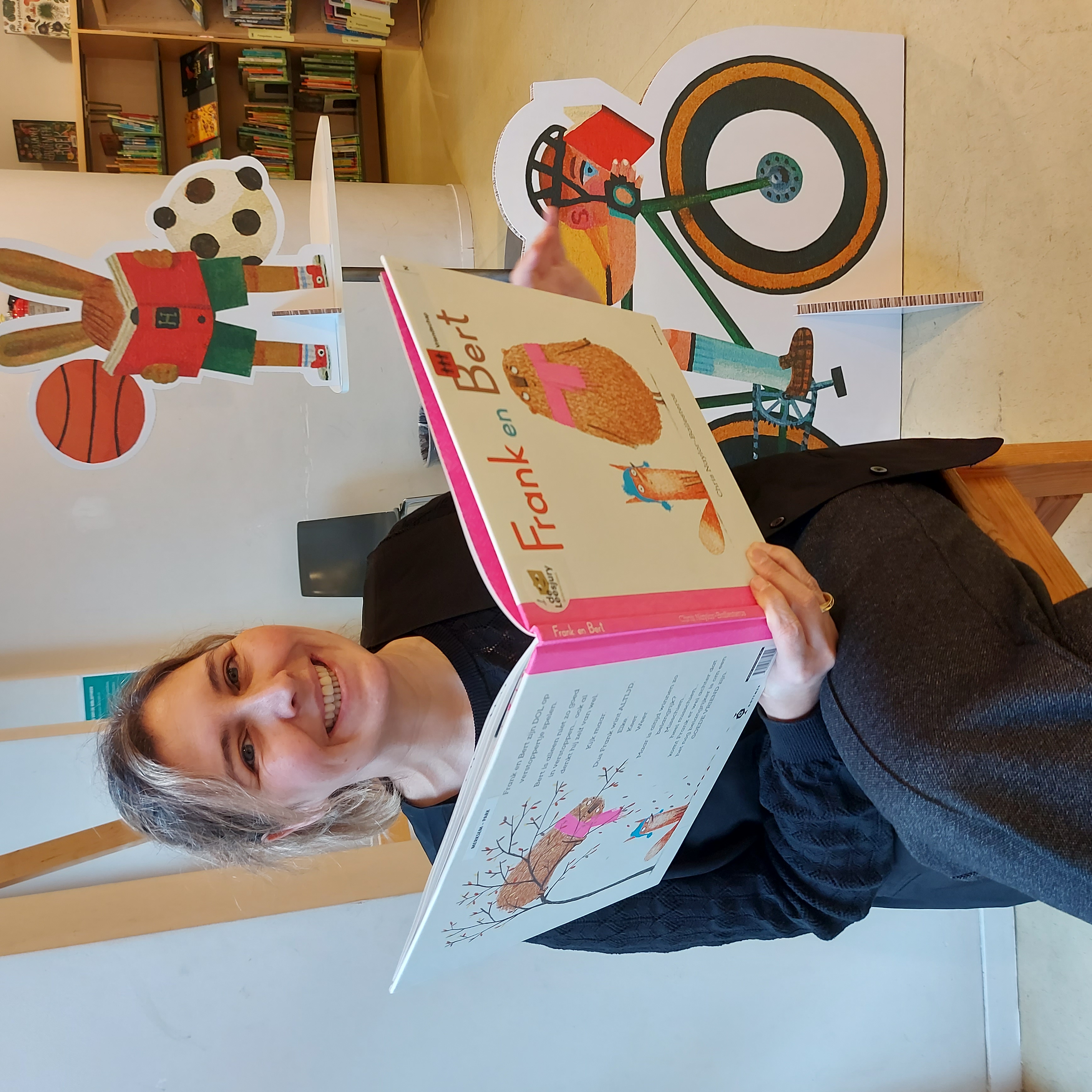 Bibmedewerker leest voor uit Frank en Bert