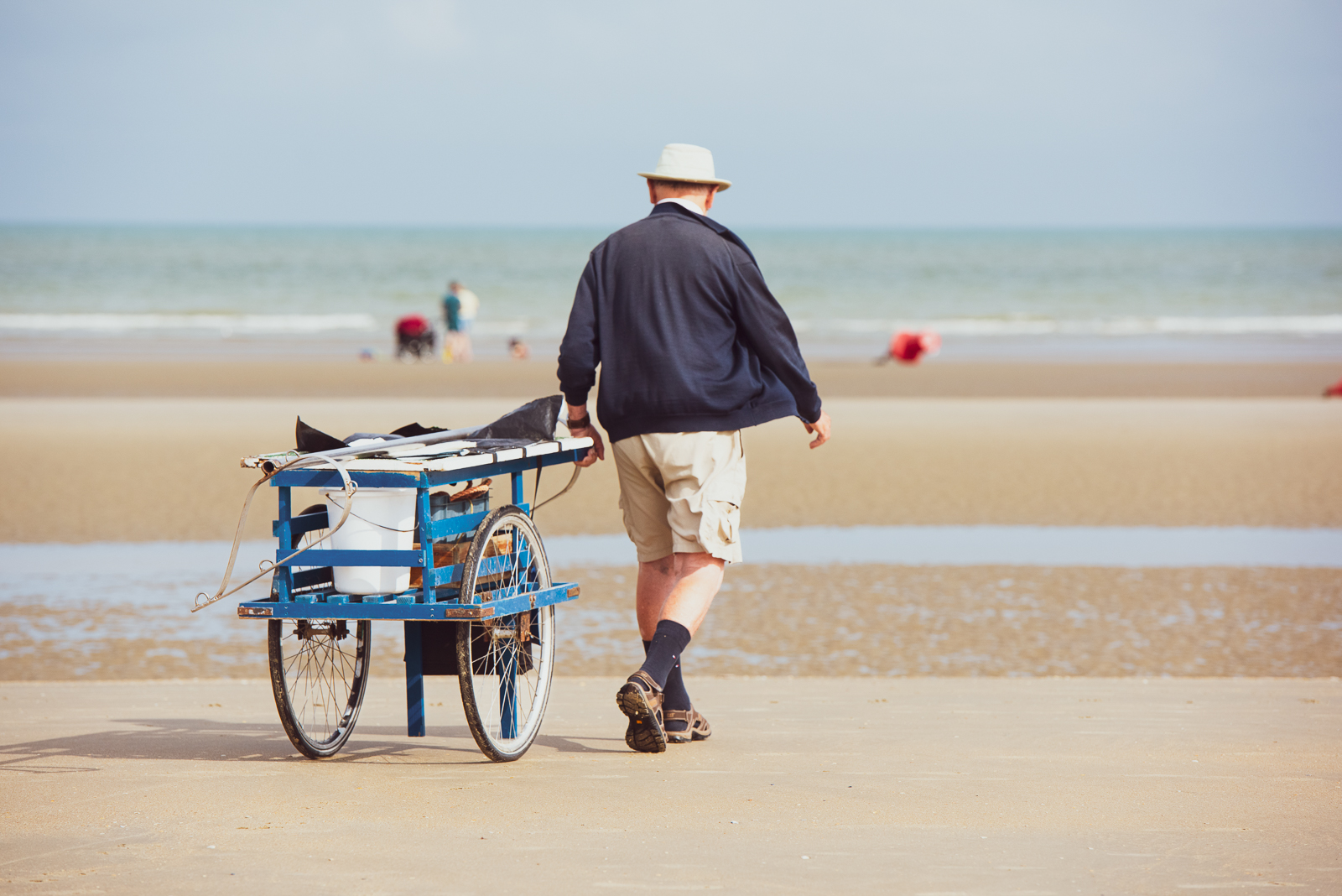 De garnaalvisser op weg naar de laagwaterlijn