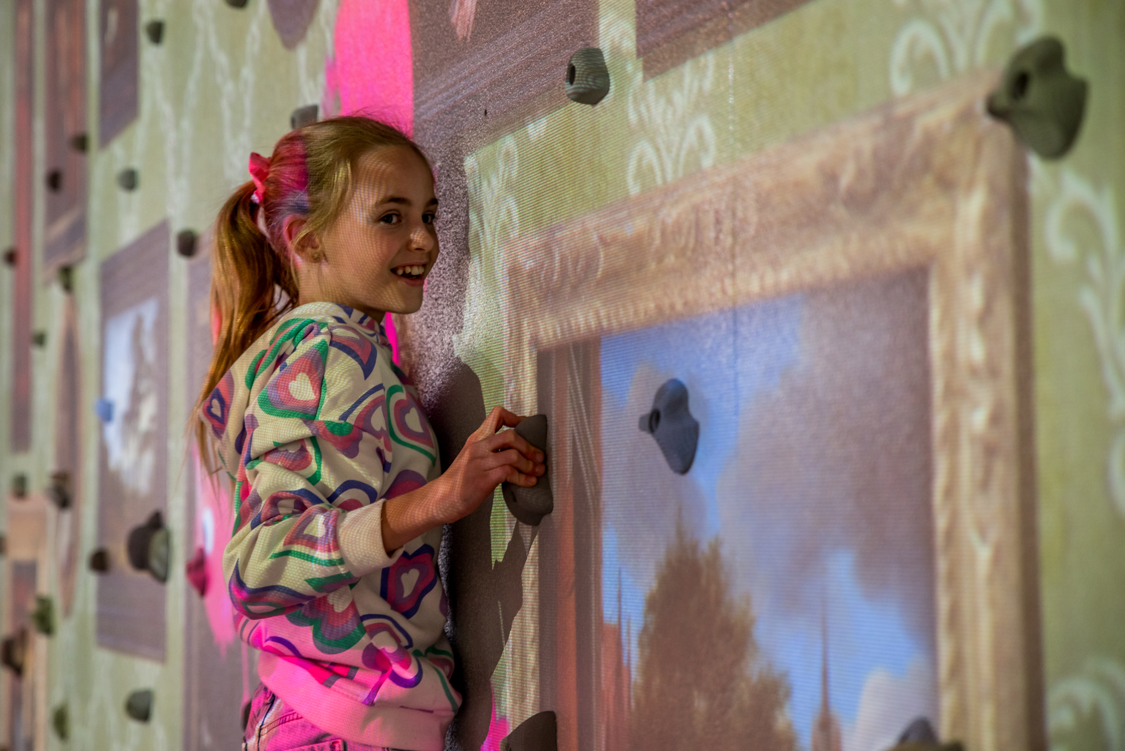 Monsters verjagen op de augmented-reality-klimmuur