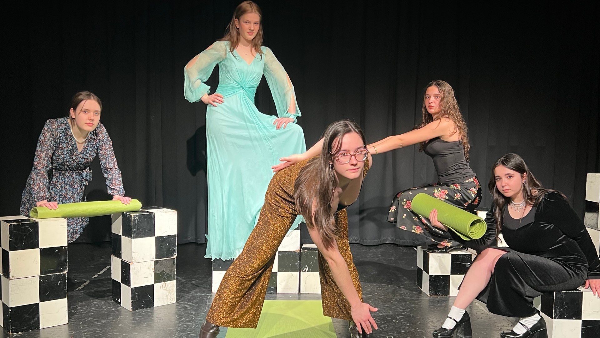 Welkom in de wereld van Dennis Kelly. De jongeren theater van de Poel onderzochten hoe het ritme en donkere humor van deze Britse schrijver klinkt in… de gym. Fragmenten uit verschillende toneelstukken van Kelly en één tekst van Morrissey.