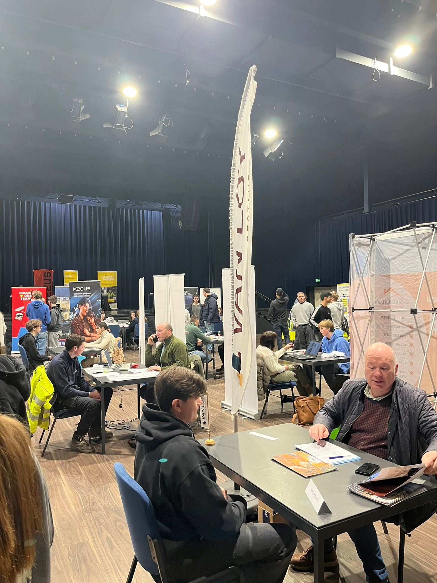 De verschillende bedrijven met hun eigen stands, staan te popelen om de leerlingen te ontvangen! 