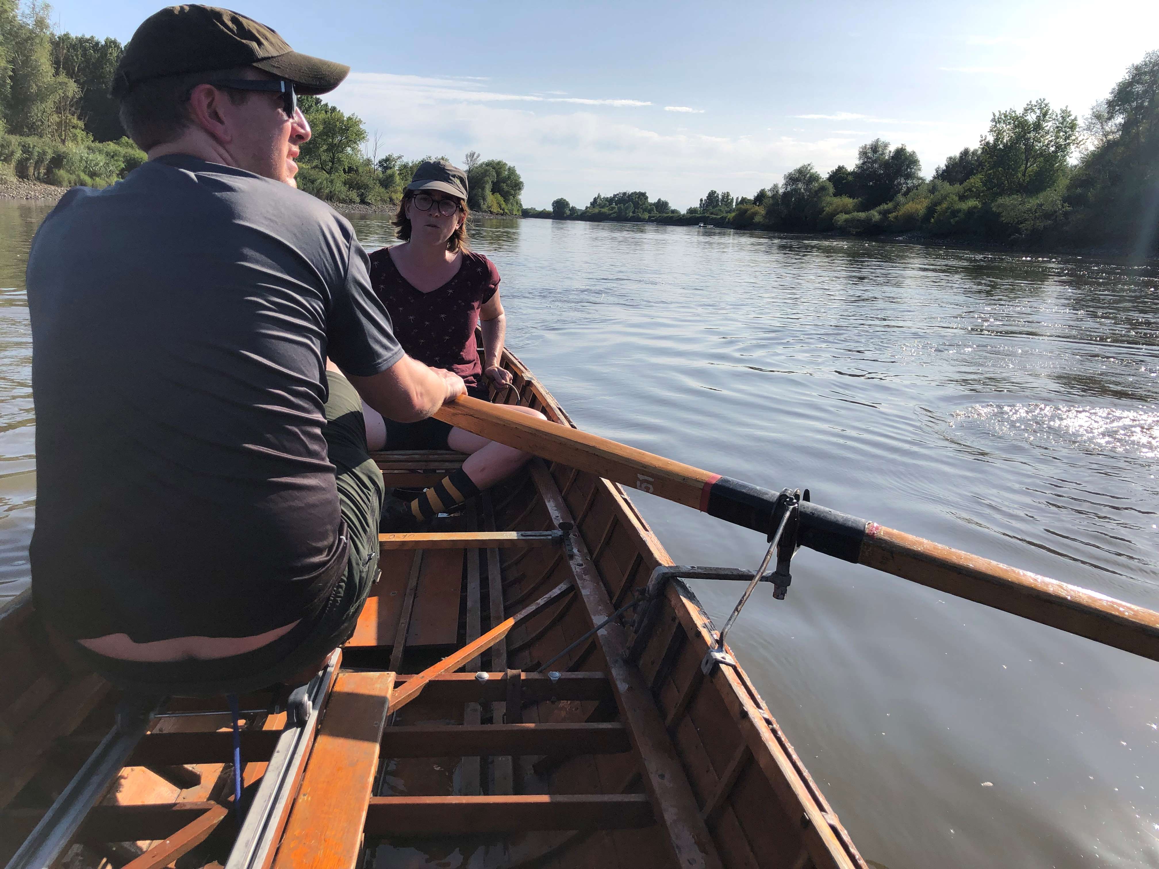 Op de Boven Zeeschelde tussen Melle en Moerzeke is het heerlijk roeien in een veilige robuuste oefenboot. Hier zien we een recreatieve roeier die liever in de gezonde buitenlucht aan zijn fitheid en ontspanning werkt