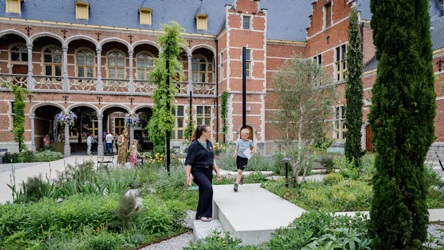 foto van museum hof van busleyden in de tuin met drie personen