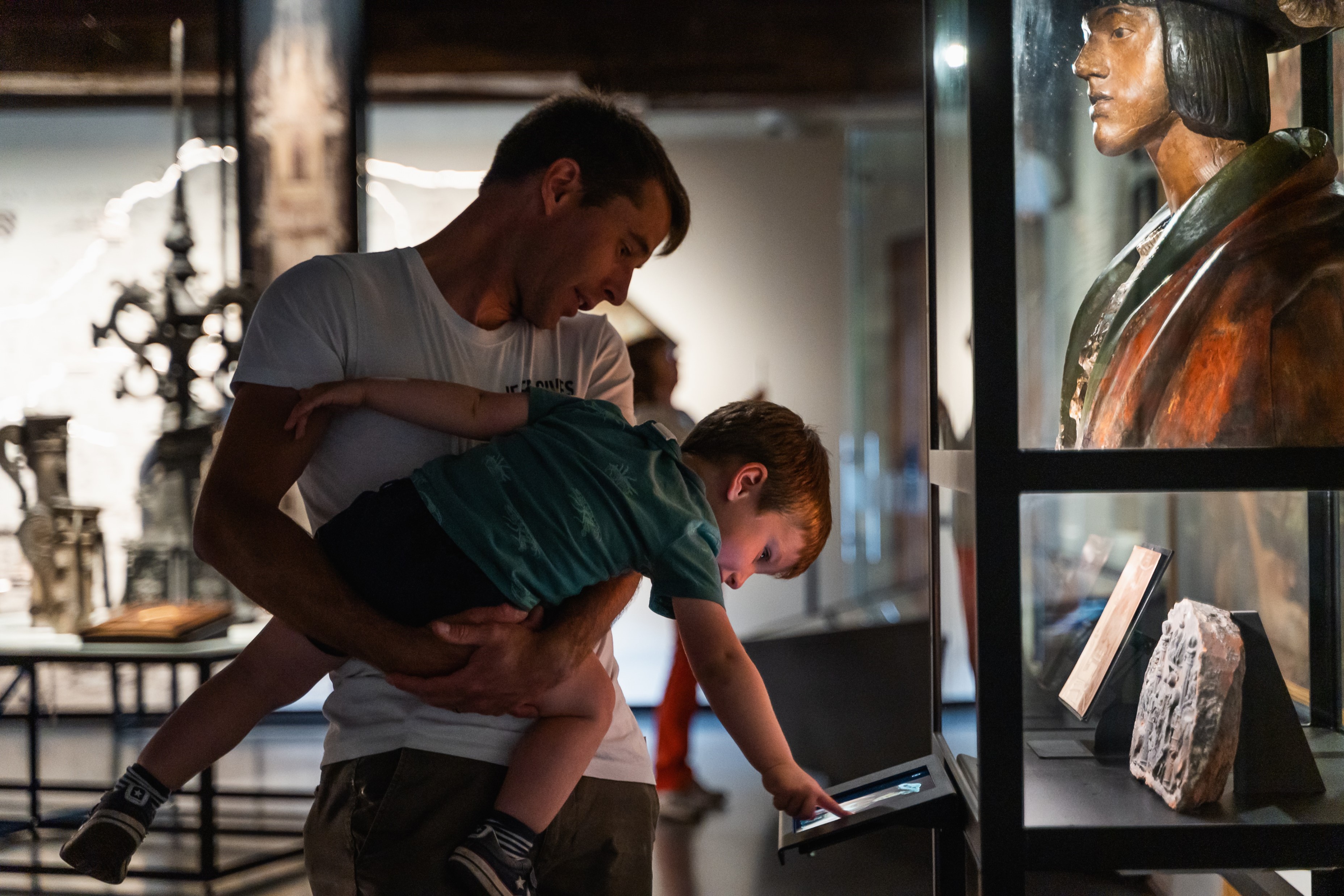 Kind en papa op ontdekking in het STAM - aanraken mag!