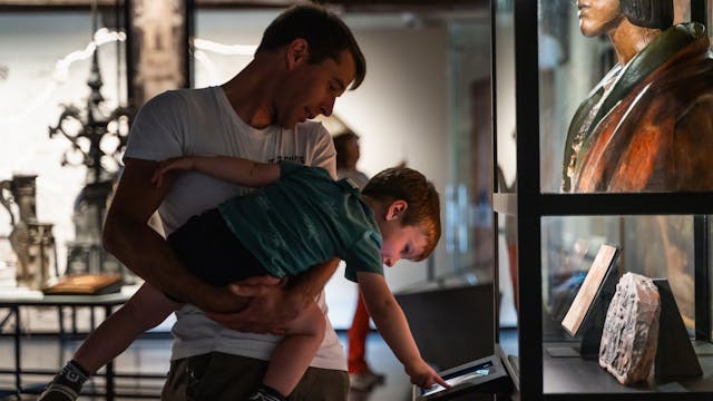 Kind en papa op ontdekking in het STAM - aanraken mag!