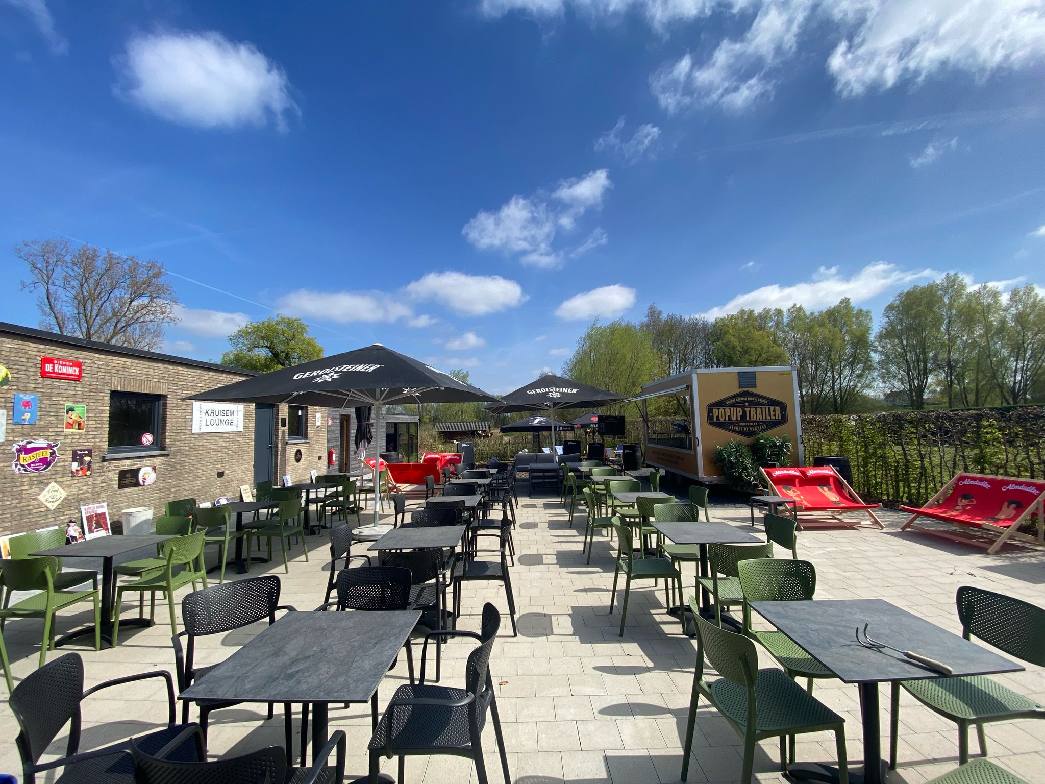 Dit is het zonnige terras van Kruisem Lounge. 