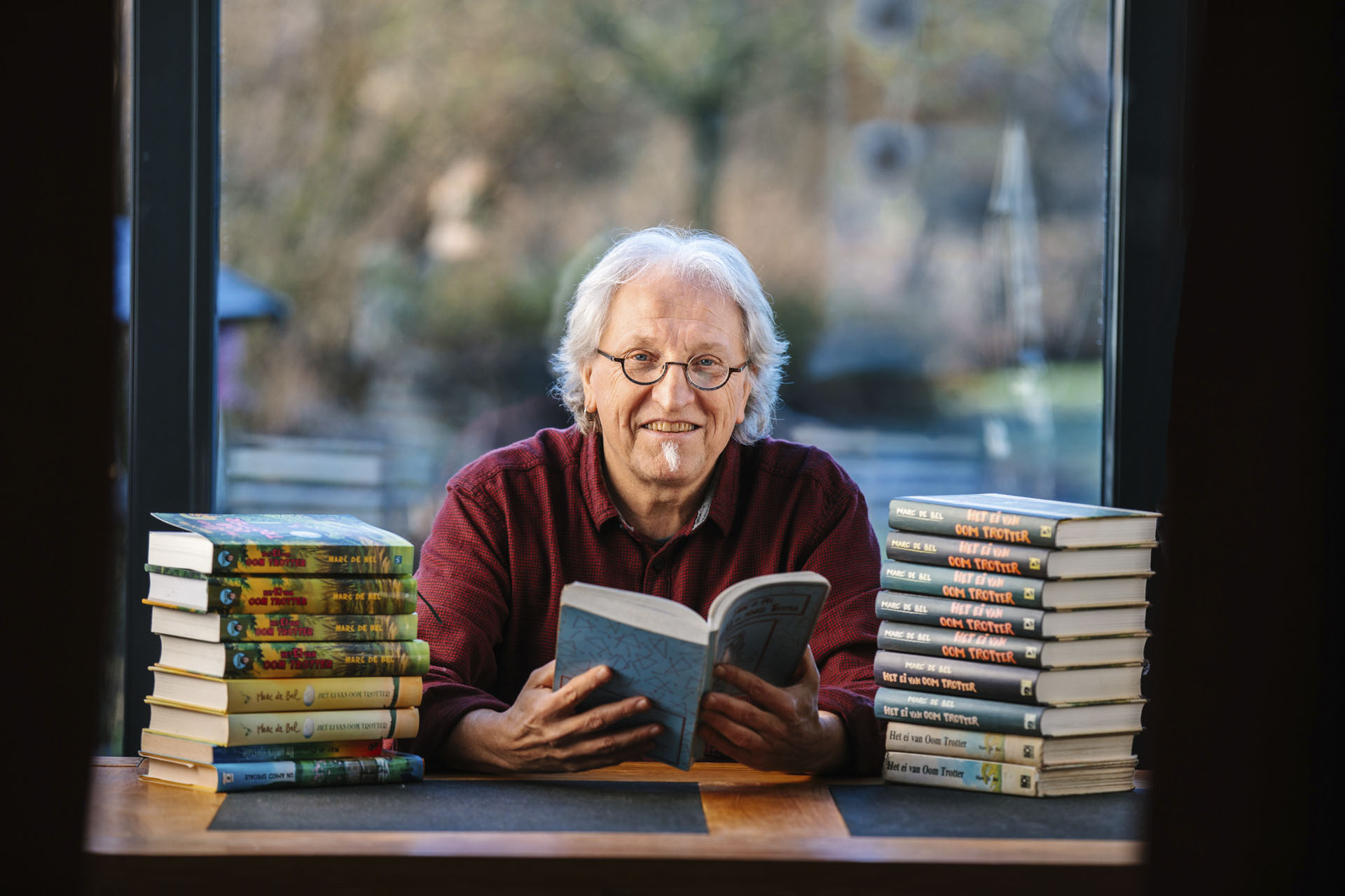 526233_682_Foto Marc de Bel met boek in handen_RML.jpg