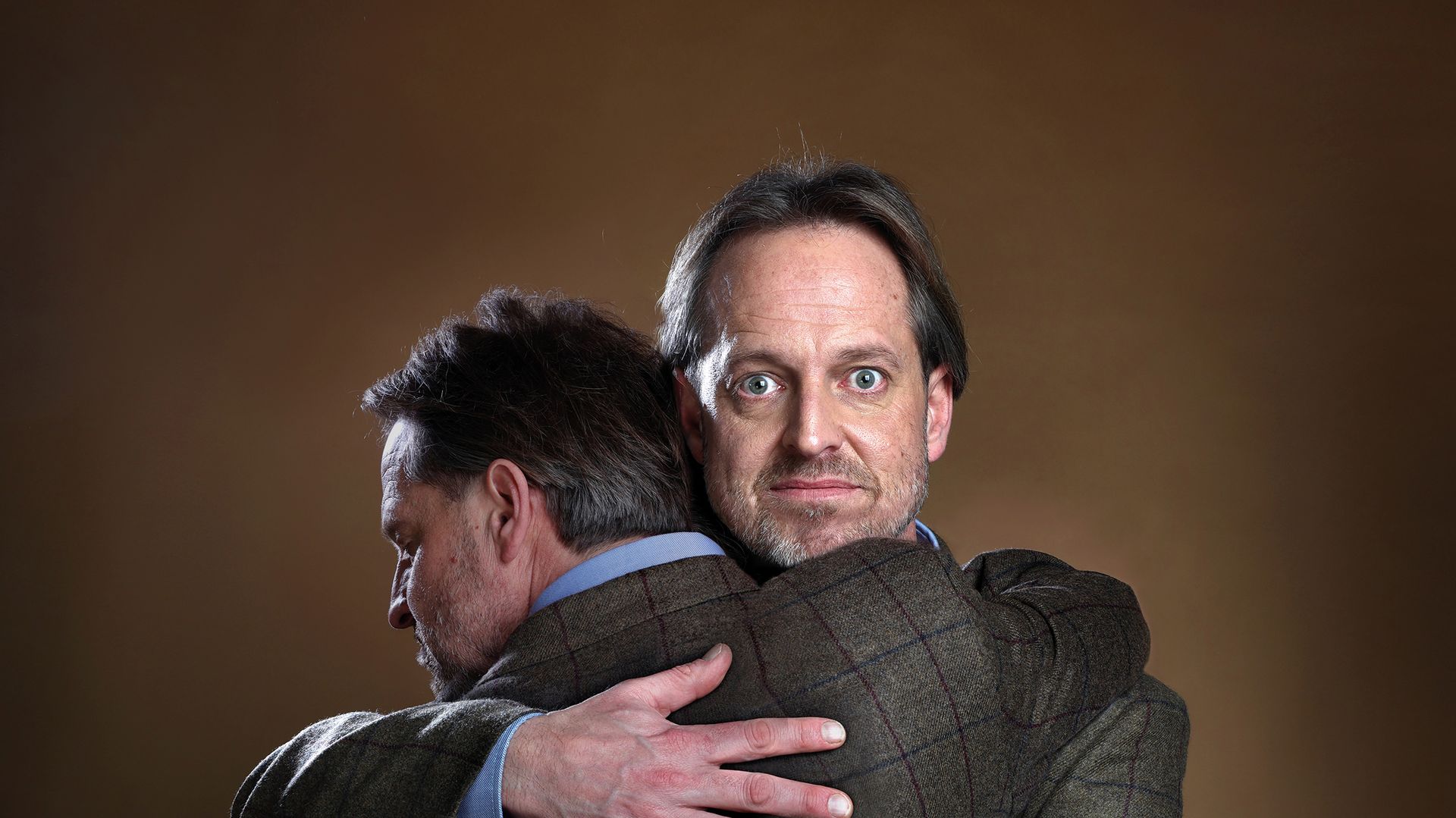 Bas Birker poseert knuffelend met een kopie van zichzelf.