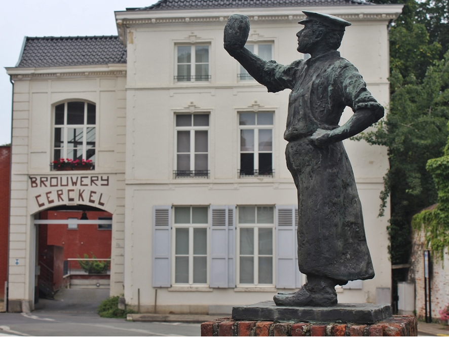 Diest op een voetstuk