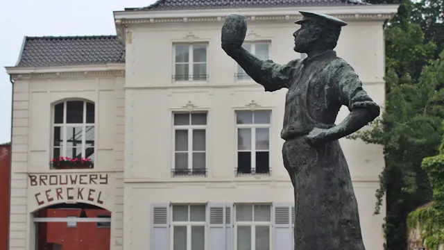 Diest op een voetstuk