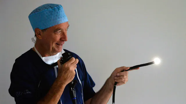 Danny De Looze met endoscoop in de hand