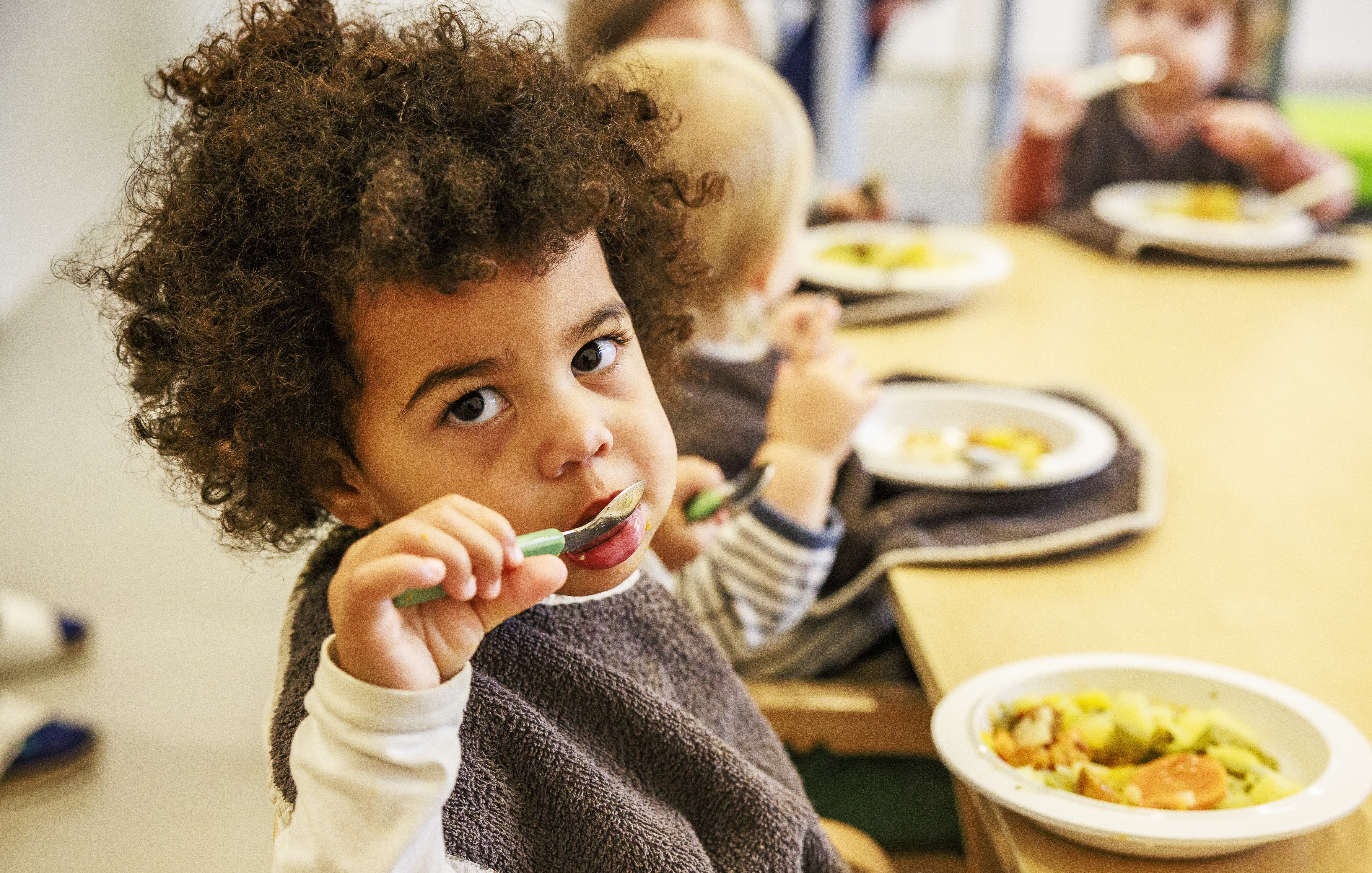 Een peuter eet gezonde voeding.