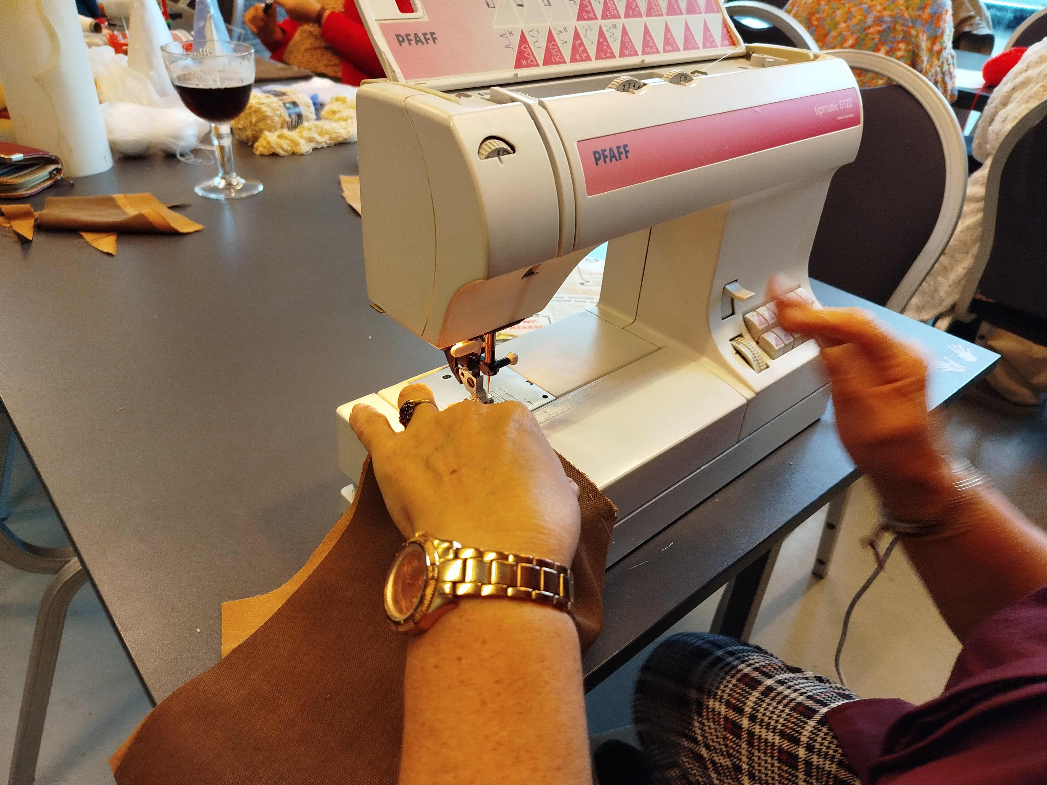 Op deze gezellige namiddagen bieden wij iedereen de gelegenheid om samen creatief bezig te zijn. Nieuwe technieken worden onder elkaar uitgewisseld om op een eenvoudige en makkelijke manier kleding te maken.