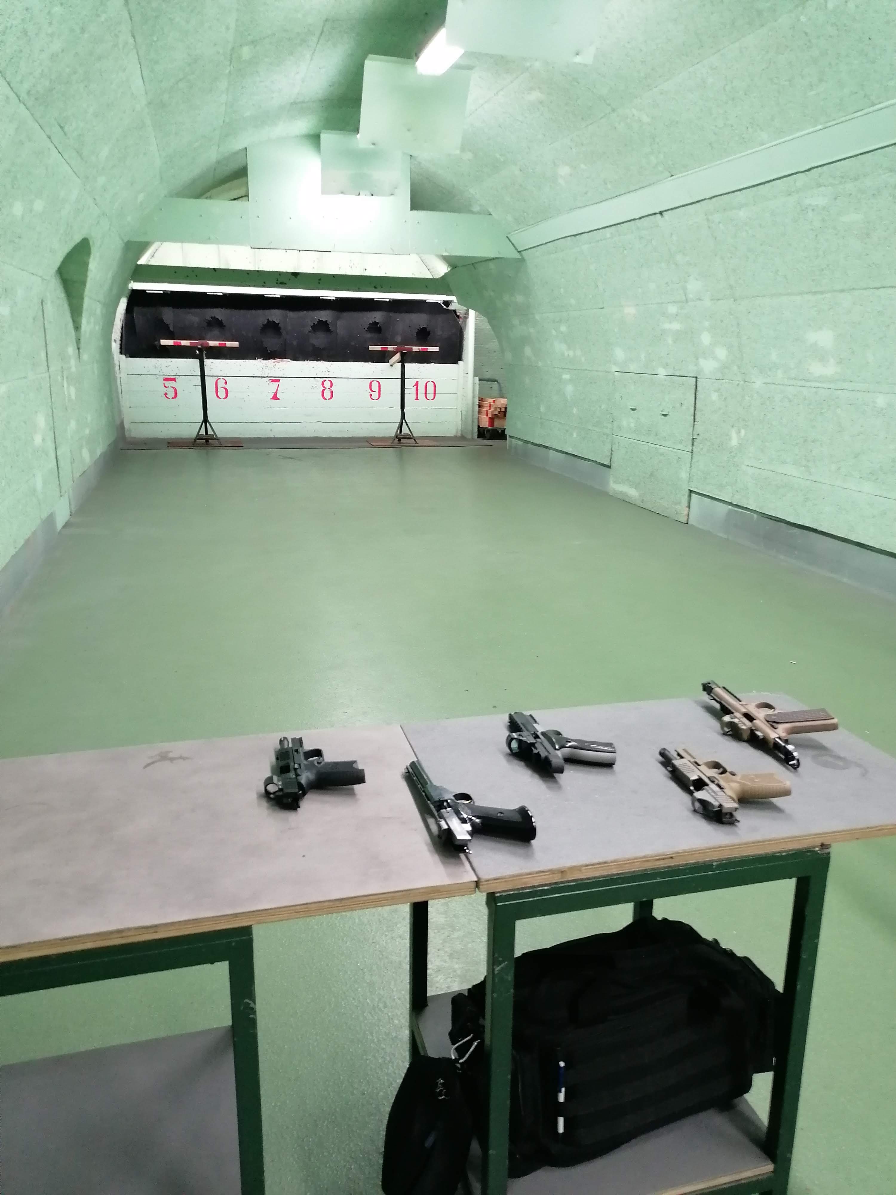 Klaar voor de start van het snelst doorschieten van een houten balk ten 