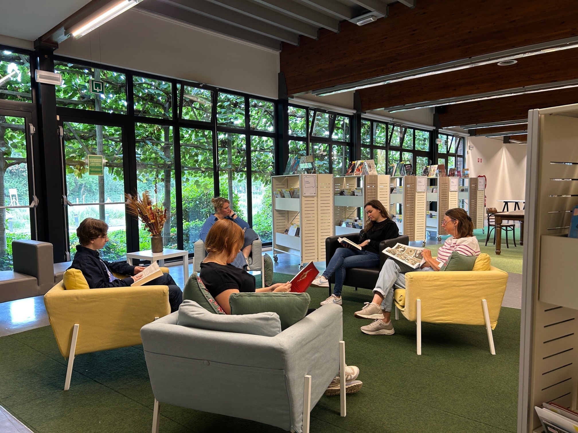 Geel Leest in stilte