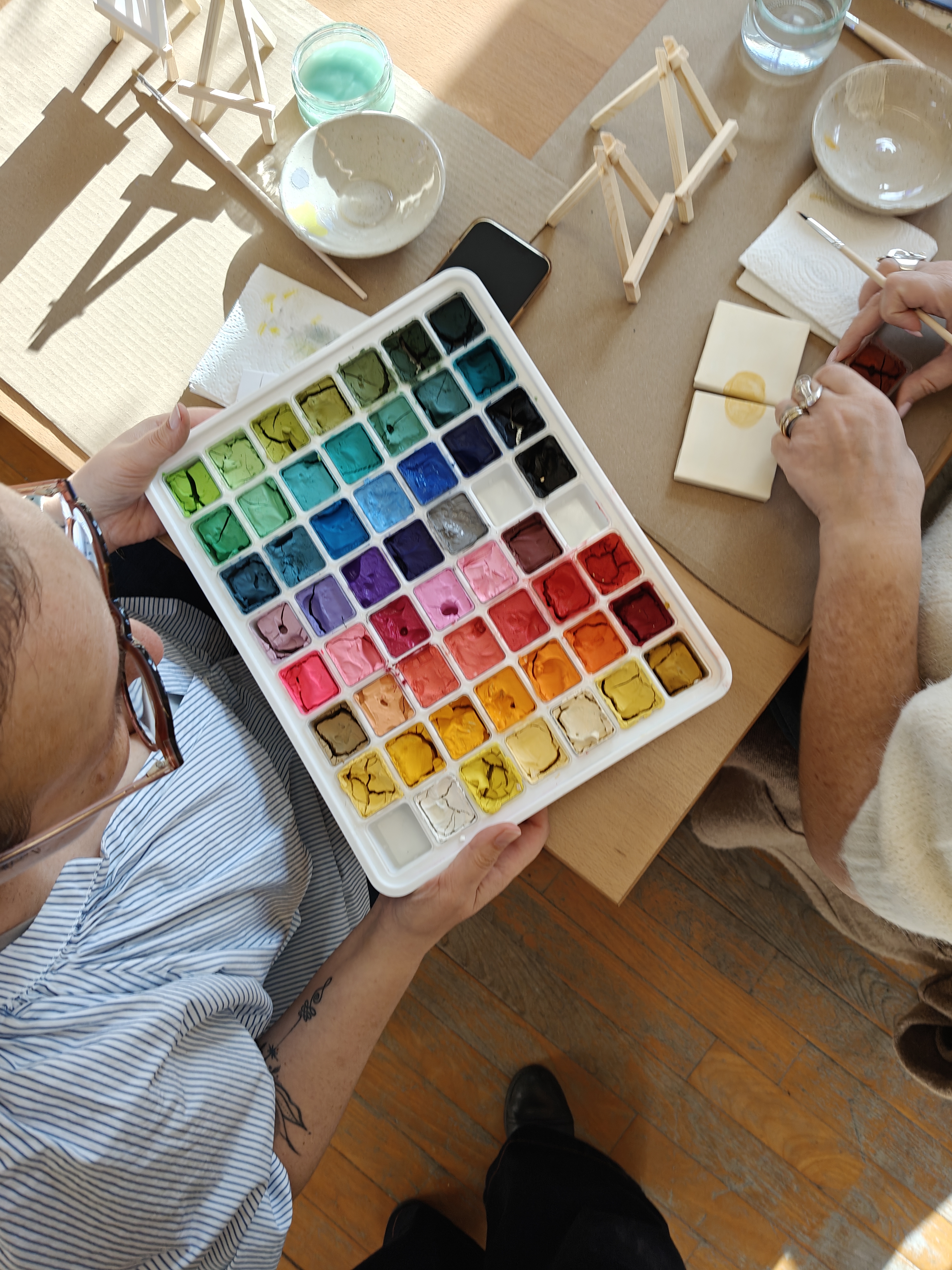 2 mensen zijn op date aan het schilderen met verf op minicanvassen