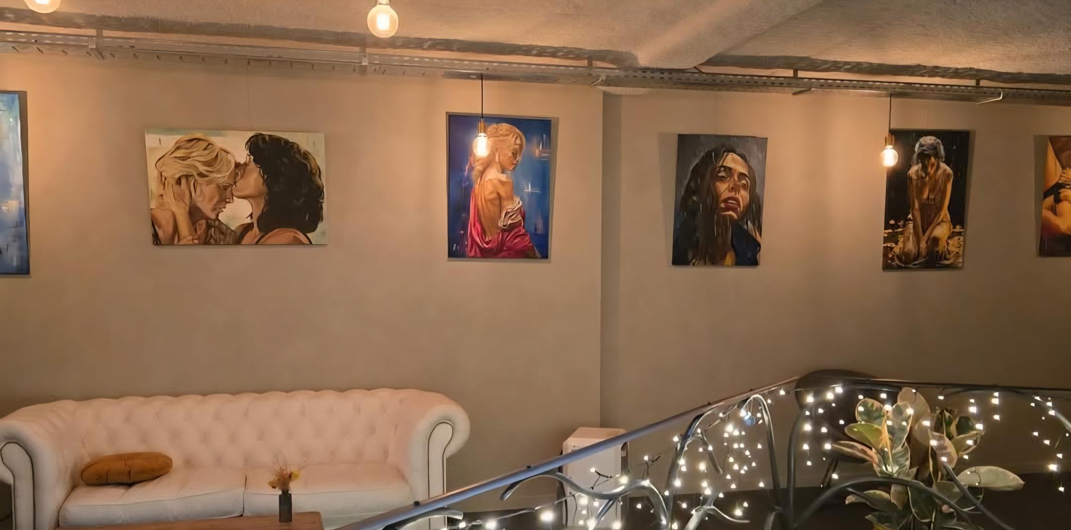 zicht op een deel van de tentoonstelling op het 1e verdiep