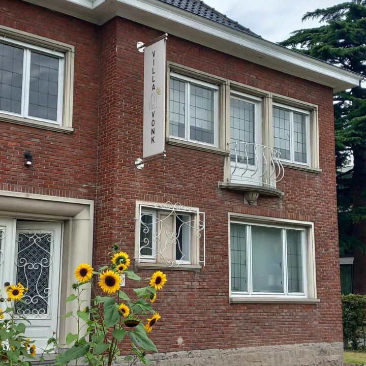 VILLA VONK IS EEN KLEINSCHALIGE EVENTLOCATIE EN HUISELIJKE HUB VOOR COACHES EN CREATIEVELINGEN DIE SAMEN VERBINDEN, VERBEELDEN EN VERBAZEN.