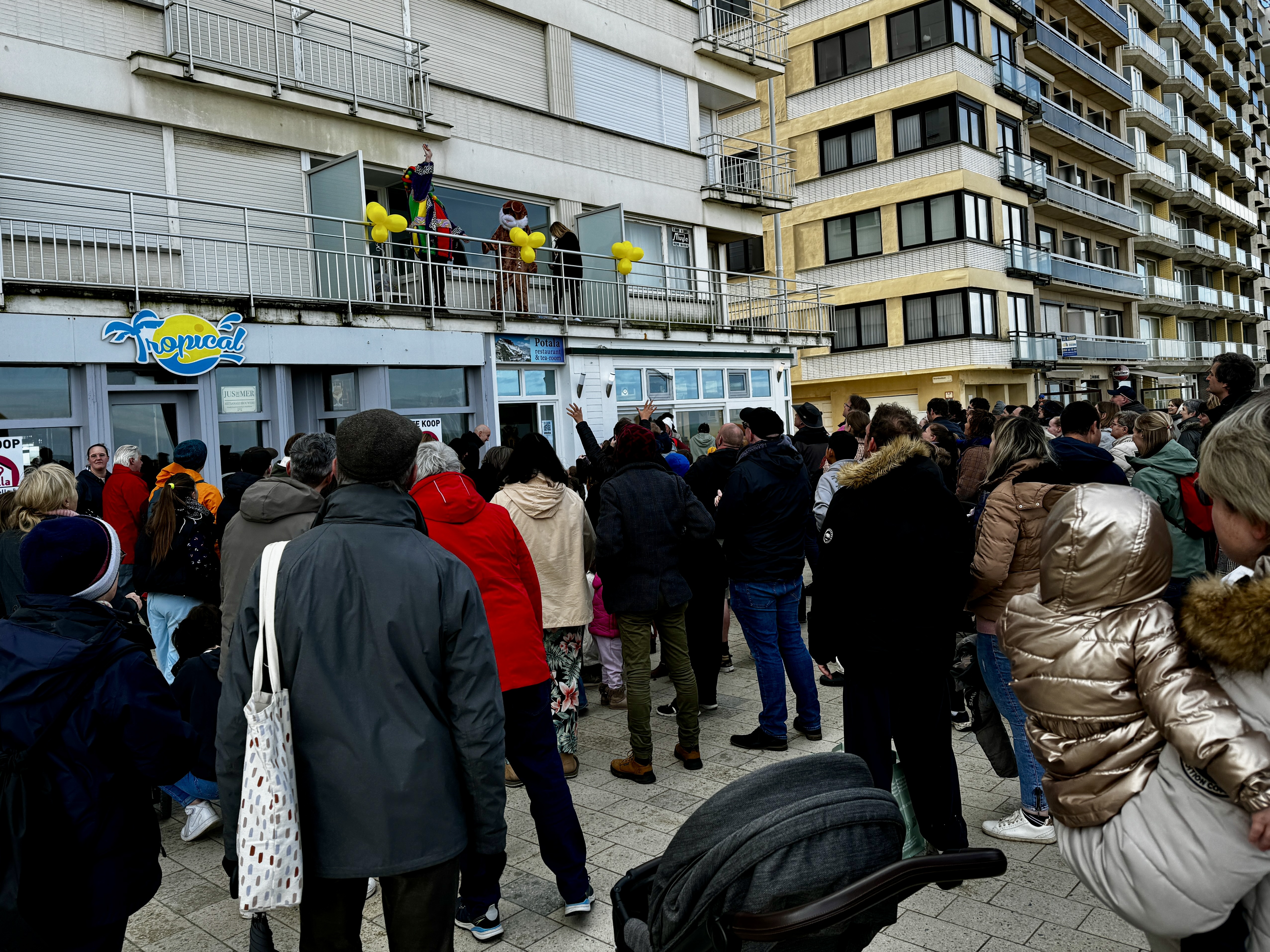 de paashaas strooit paaseieren