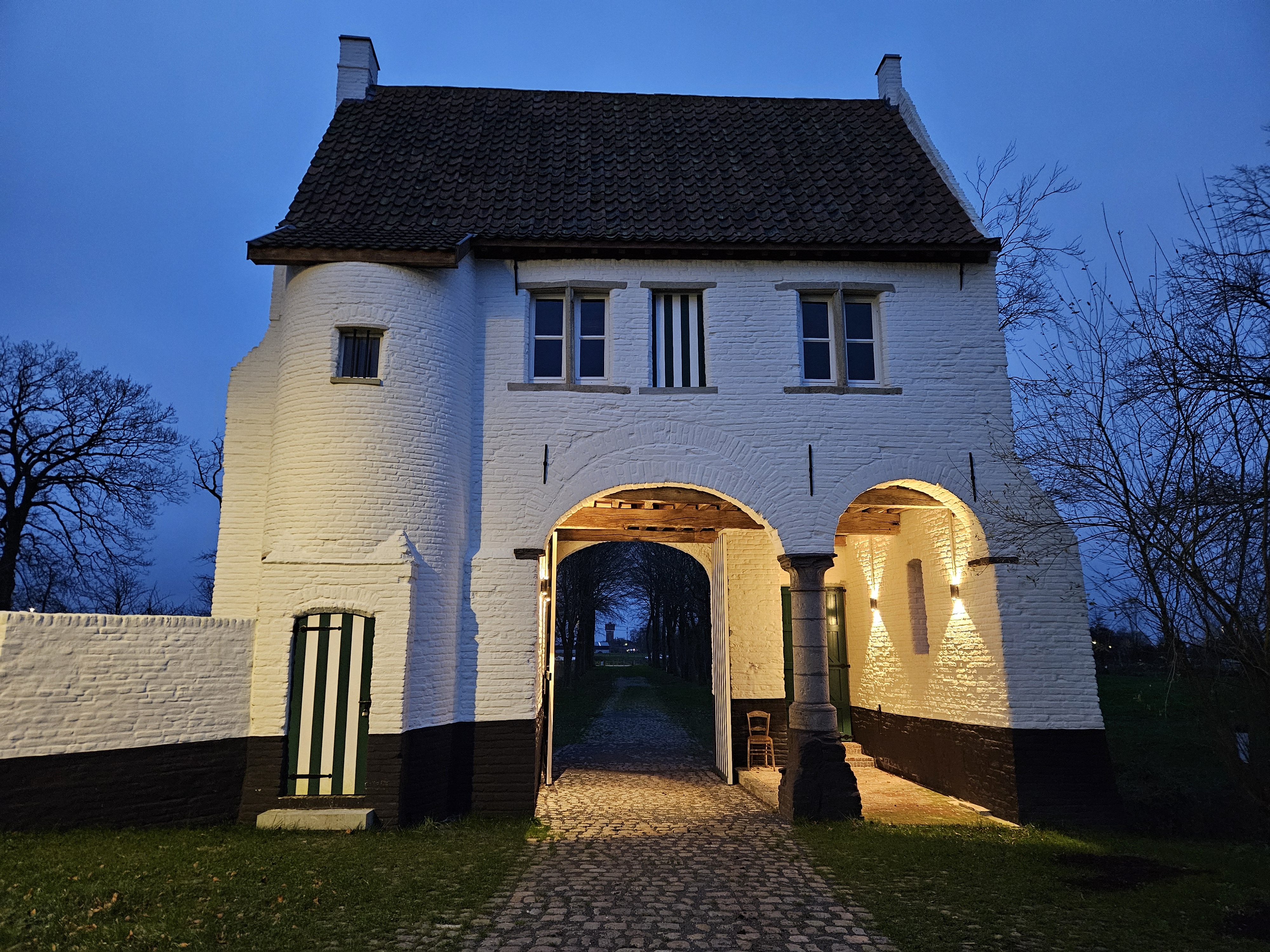 Poortgebouw Huysmanhoeve bij nacht