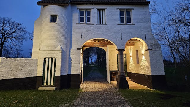 Poortgebouw Huysmanhoeve bij nacht