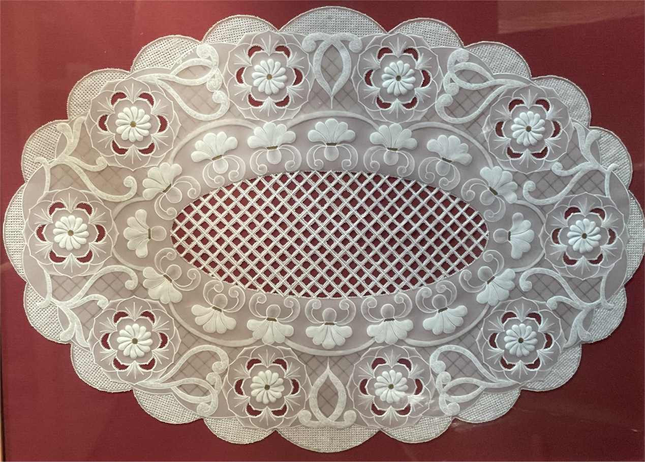 Nadat de patronen zijn gebosseleerd, geperforeerd en geknipt, verbeteren veel kunstenaars het ontwerp verder door kleur toe te voegen met mediums zoals potloden, inkt, acrylverf en stiften.