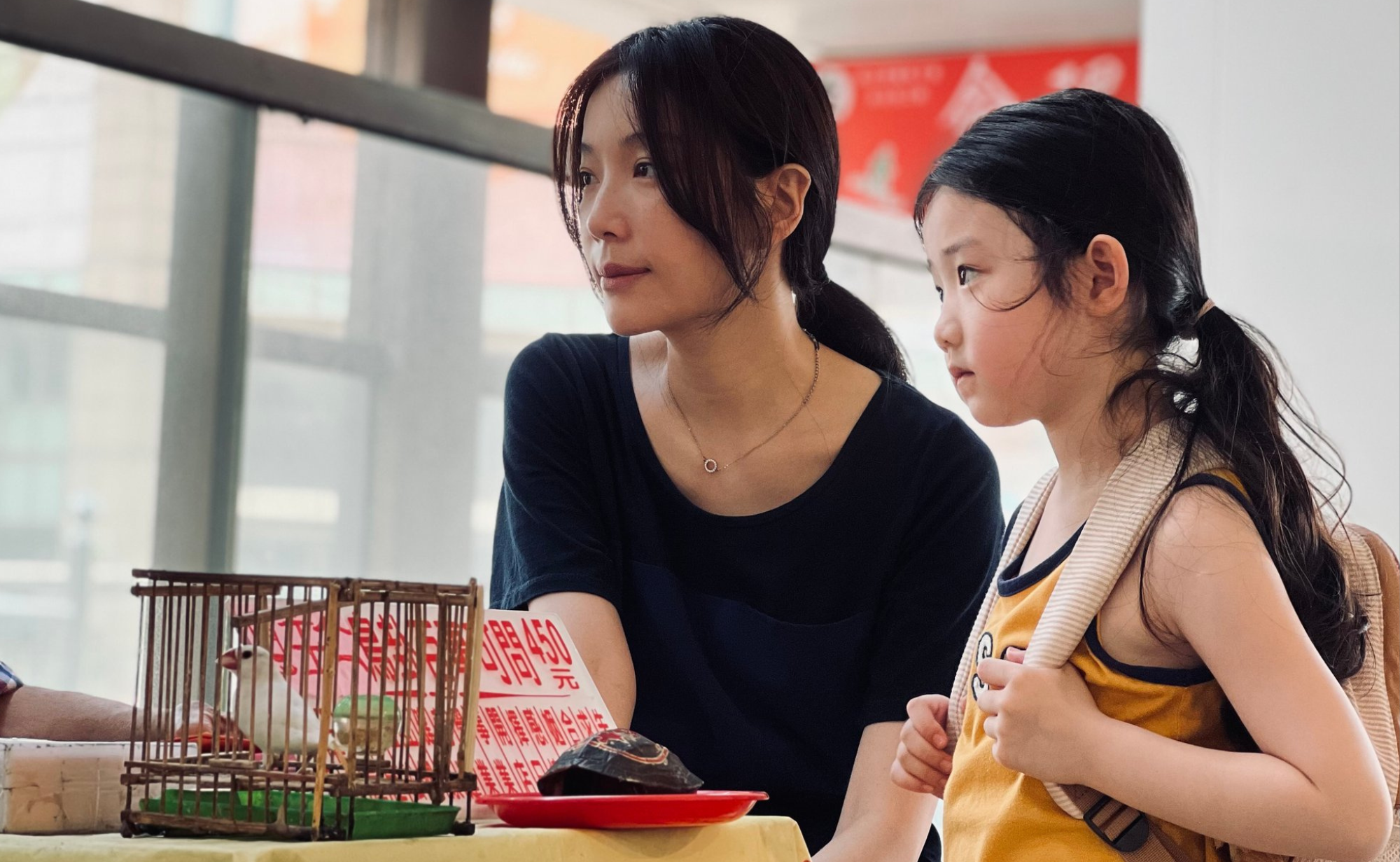 left-handed girl_www.png