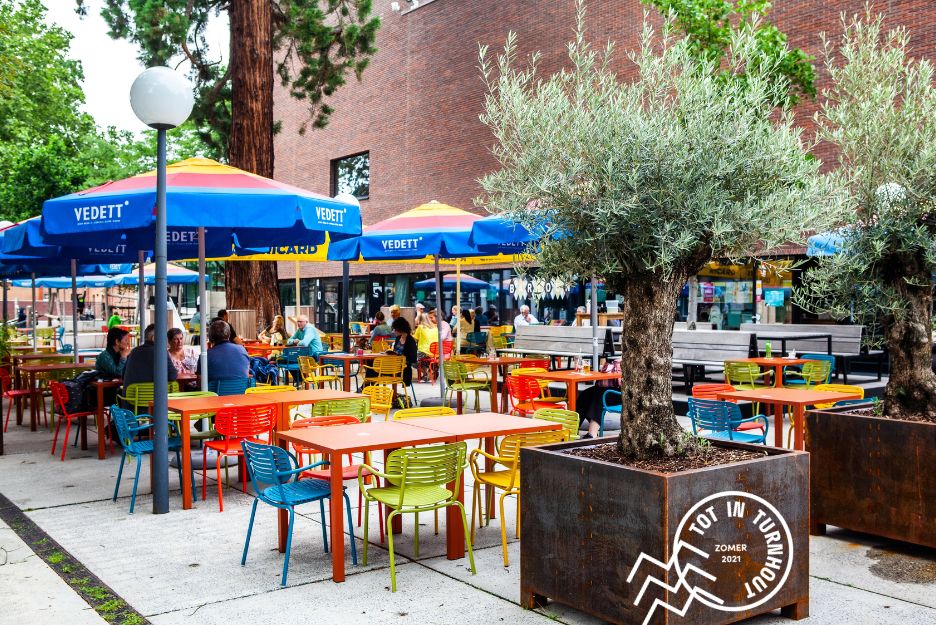 Het populaire buitenterras met de langste tafel voor groepen, een terraspodium en een speeltuin.