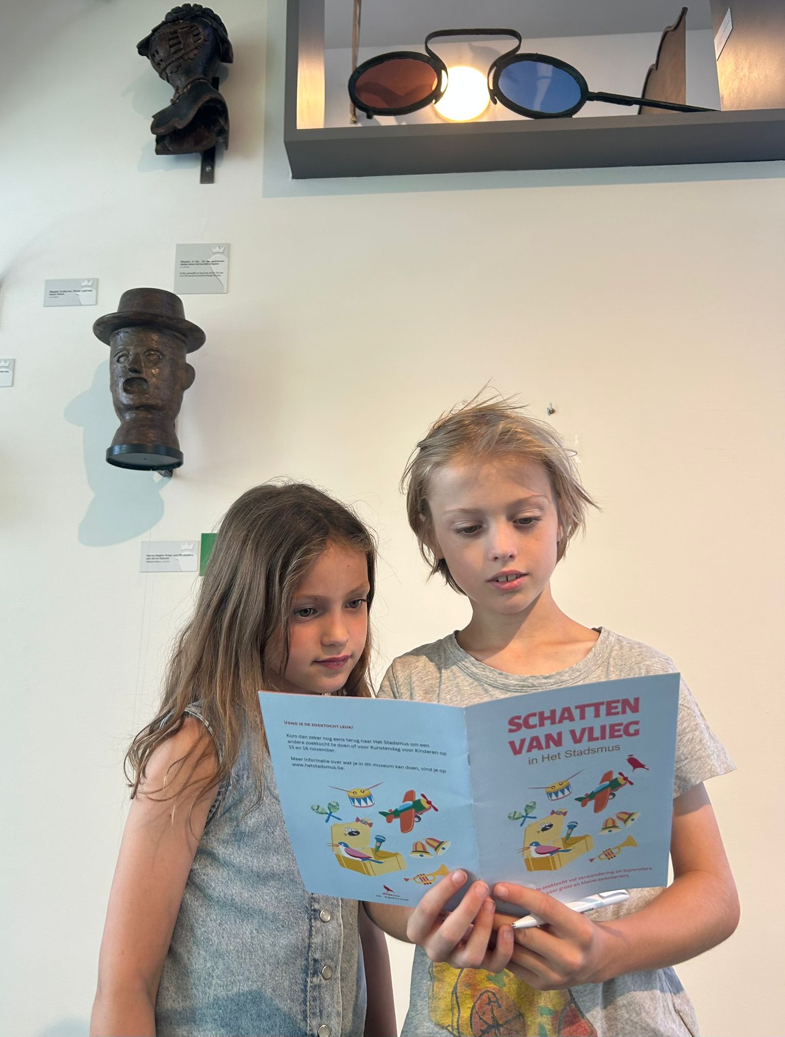 Kinderen speuren in het museum