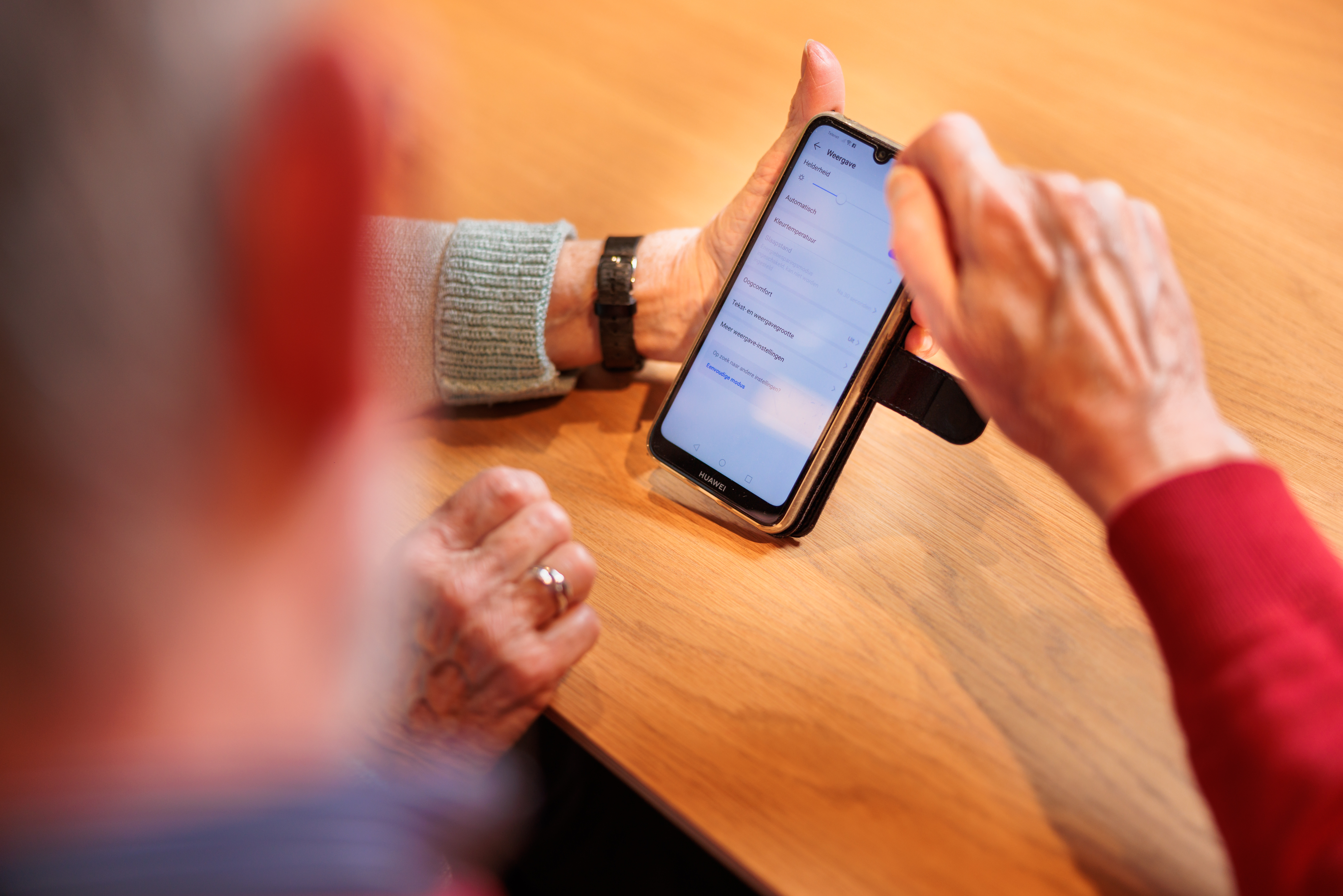 lesgever met cursist met smartphone