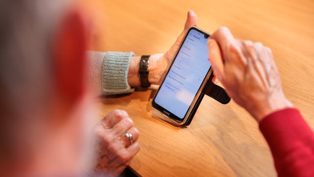 lesgever met cursist met smartphone