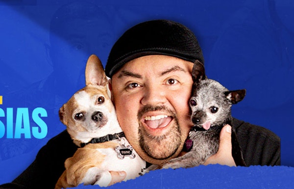 Gabriel Iglesias houdt 2 hondjes vlak bij zijn gezicht