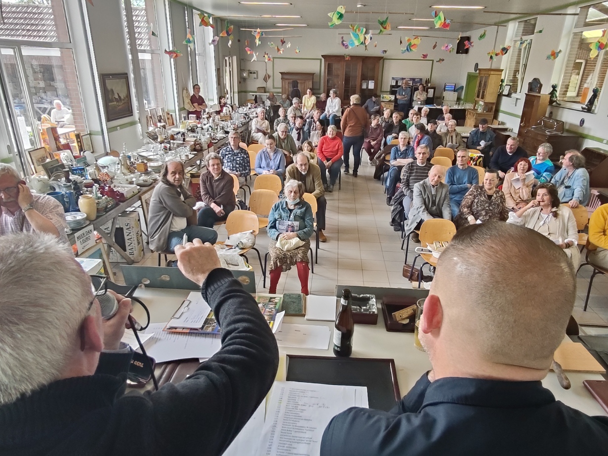 Impressie van de verkoop per opbod op zondagnamiddag