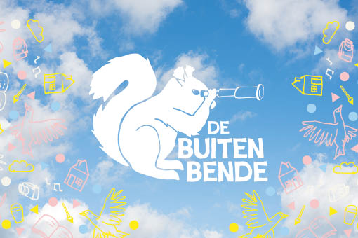 DE BUITENBENDE logo: een eekhoorn kijkt met een verrekijker naar tekeningen in de lucht