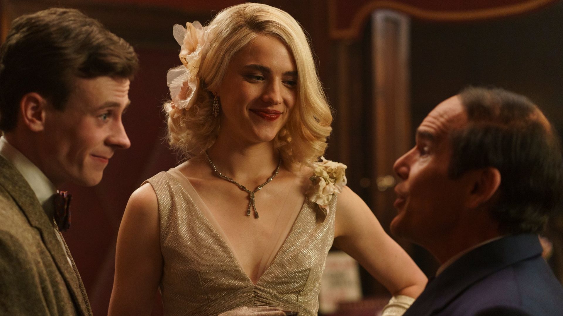 Lorenz Hart praat tegen blonde dame.