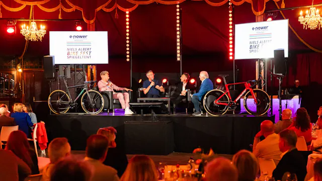 Talkshow wielervoorjaar donderdag 16 april Ruben van Gucht - Niels Albert - Dirk Dewolf - José De Cauwer Beleef het wielervoorjaar in een Magische Spiegeltent ontvangst 19U00 - start talkshow 20u00