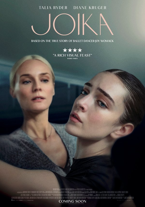Een poster voor de film "JOKA" met twee vrouwen op de voorgrond. De vrouw aan de rechterkant heeft donker haar dat strak naar achteren is gestijld en kijkt serieus naar de camera. De vrouw aan de linkerkant heeft blond haar en kijkt op de achtergrond, iets waziger. Bovenaan de poster staan de namen Talia Ryder en Diane Kruger, met de titel "JOKA" eronder. Verder staat er tekst die zegt dat de film gebaseerd is op het ware verhaal van balletdanseres Joy Womack en dat de film binnenkort uitkomt.