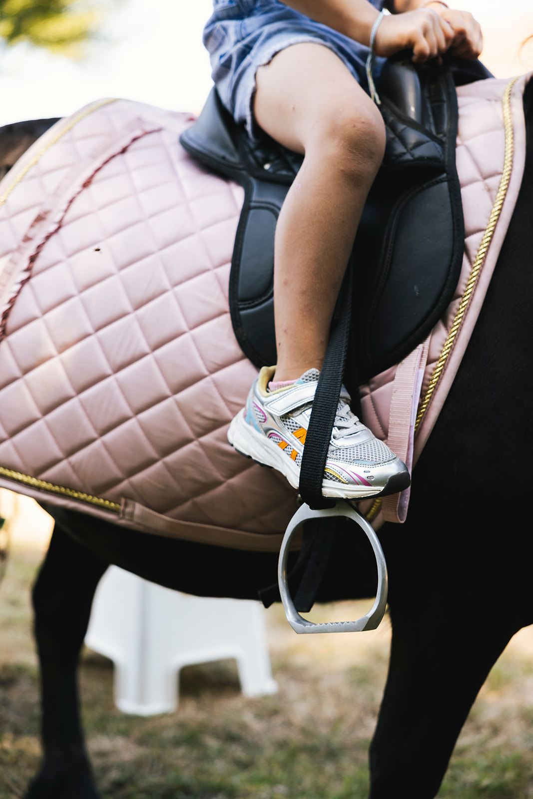 Meisje die geniet van de pony ritjes!