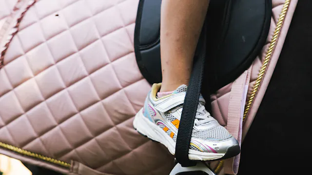 Meisje die geniet van de pony ritjes!