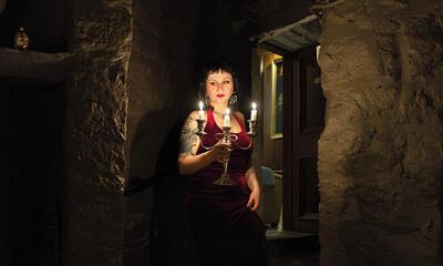 https://www.google.com/url?sa=t&source=web&rct=j&url=https%3A%2F%2Fwww.okv.be%2Flongread%2Frooted-magic-hekserij-door-de-lens-van-elisa-maenhout&ved=0CBYQjRxqFwoTCJjukqXanJQDFQAAAAAdAAAAABAF&opi=89978449