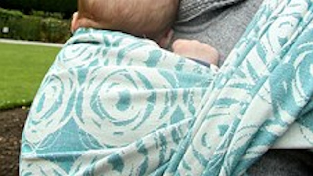 Baby in draagdoek