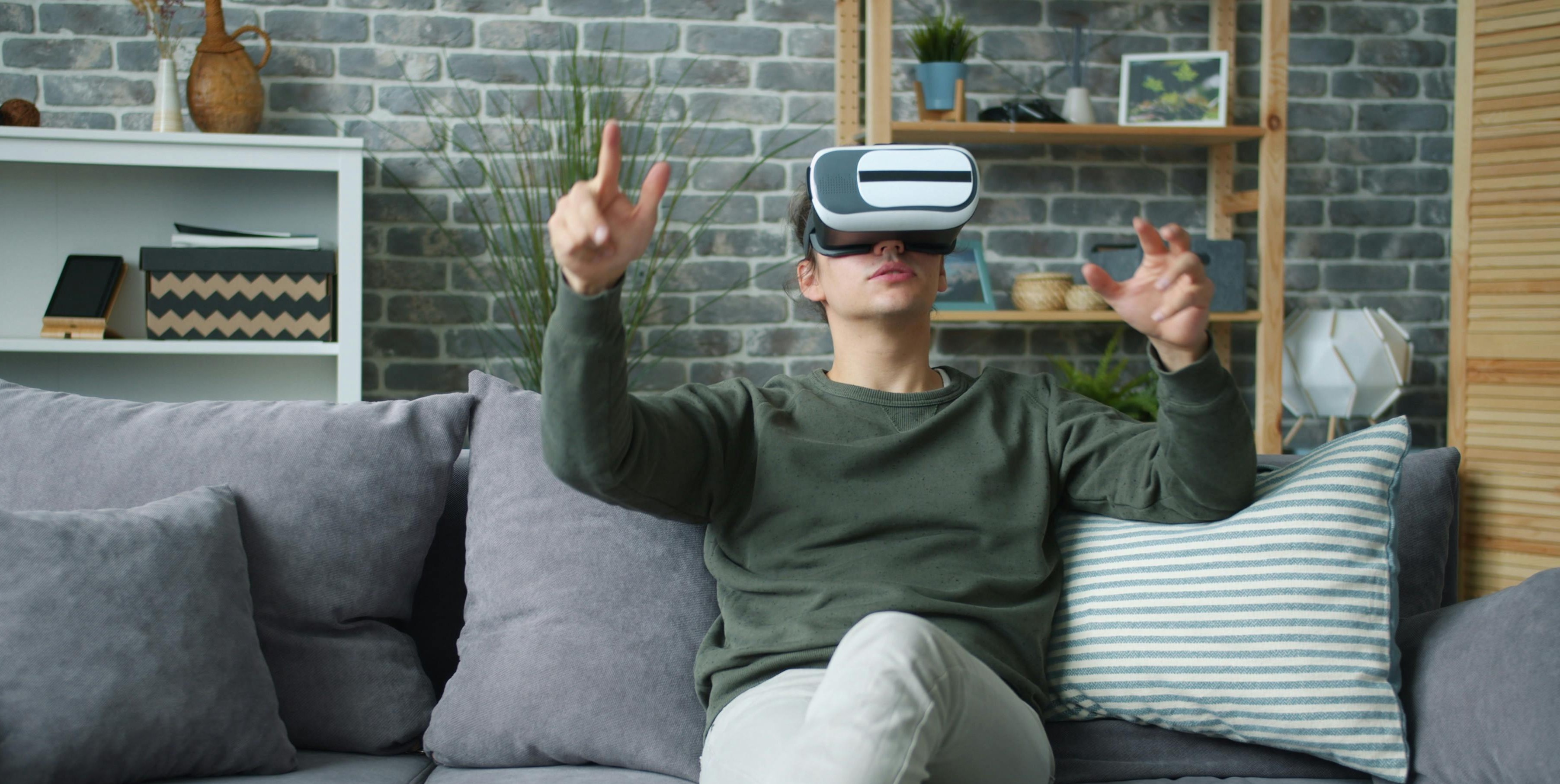 man met VR bril in zetel