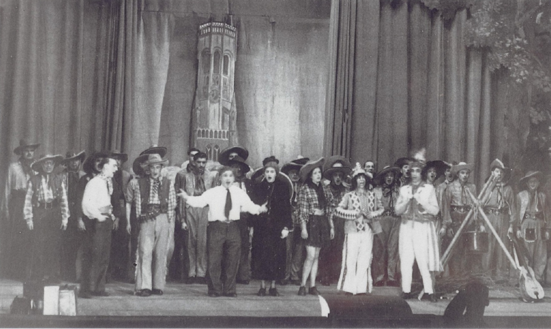 Dat de zangvereniging van La Brugeoise het niet bij een zangspel zou laten, blijkt uit deze opname. We zien het complete gezelschap dat in de Stadsschouwburg een echte Brugse revue ten tonele brengt.…