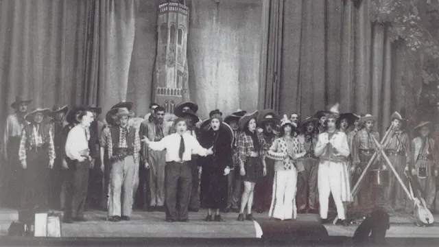 Dat de zangvereniging van La Brugeoise het niet bij een zangspel zou laten, blijkt uit deze opname. We zien het complete gezelschap dat in de Stadsschouwburg een echte Brugse revue ten tonele brengt.…