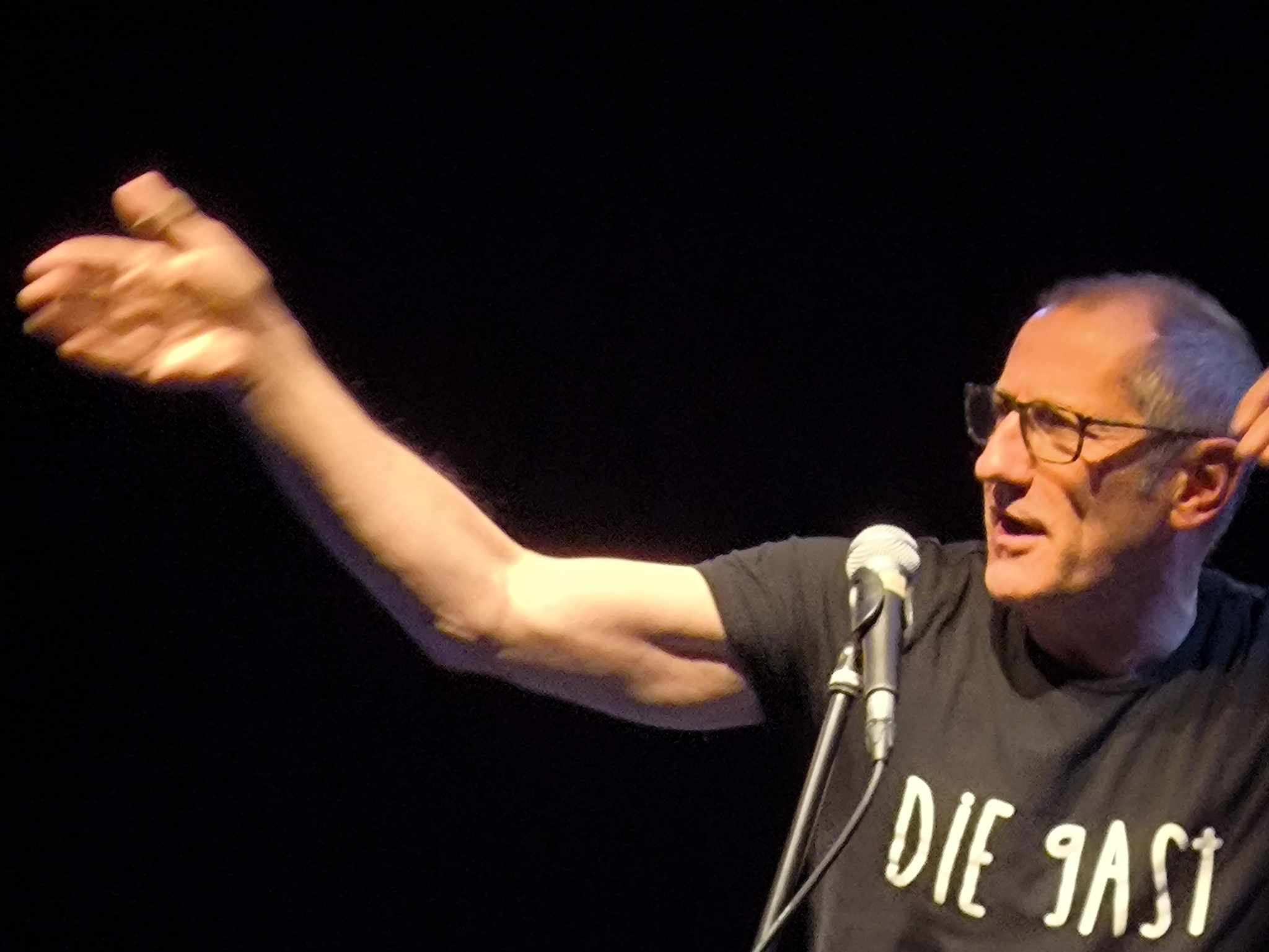 Eén van de comedians is Die Gast