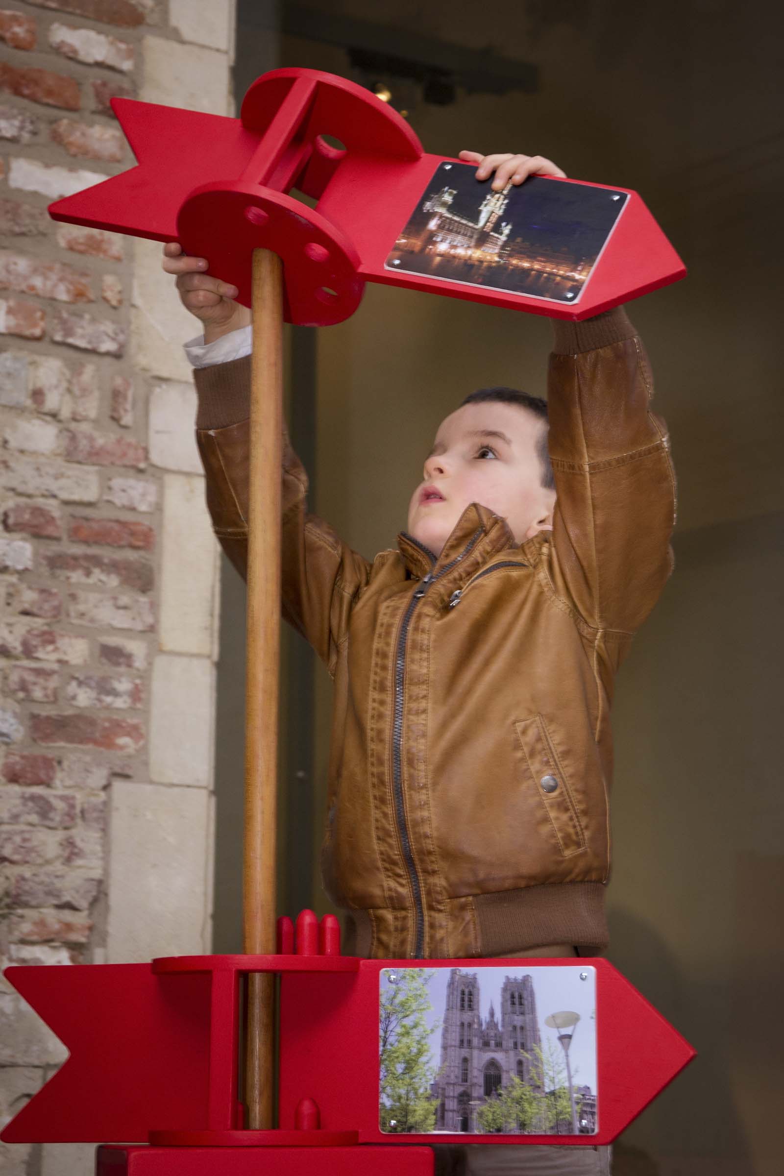 Jongen die met het materiaal uit een van de WAOUW-koffers speelt