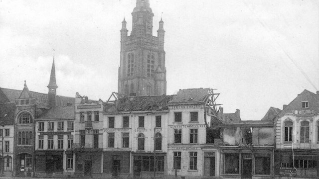 Vernielde huizen op de Grote Markt van Roeselare